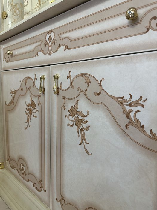 Продам витрину в гостинную для посуды