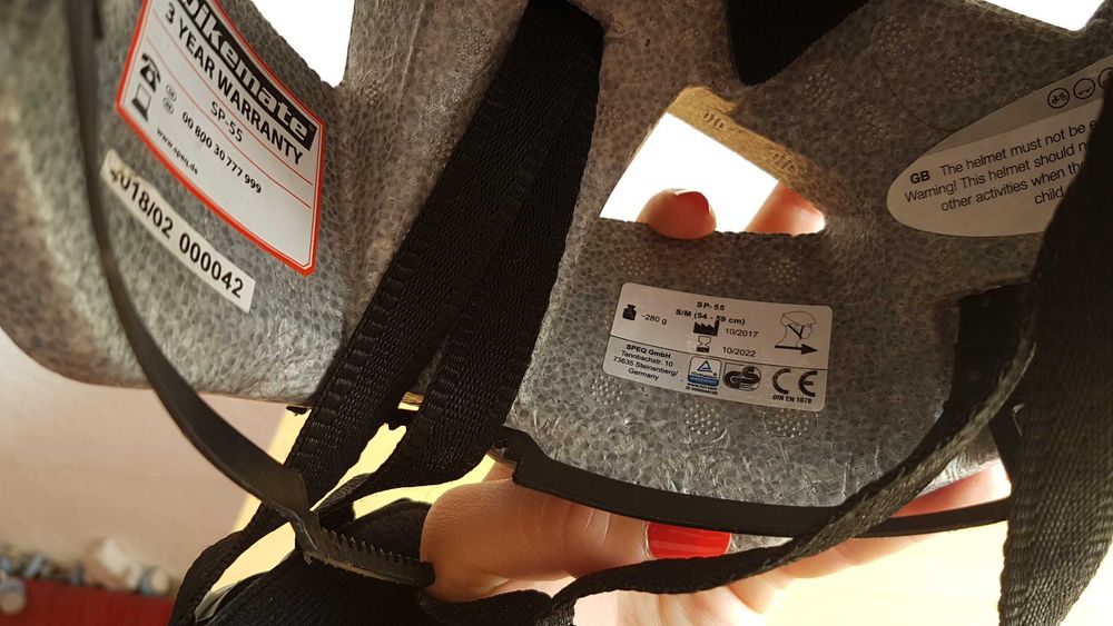 Продавам вело каски