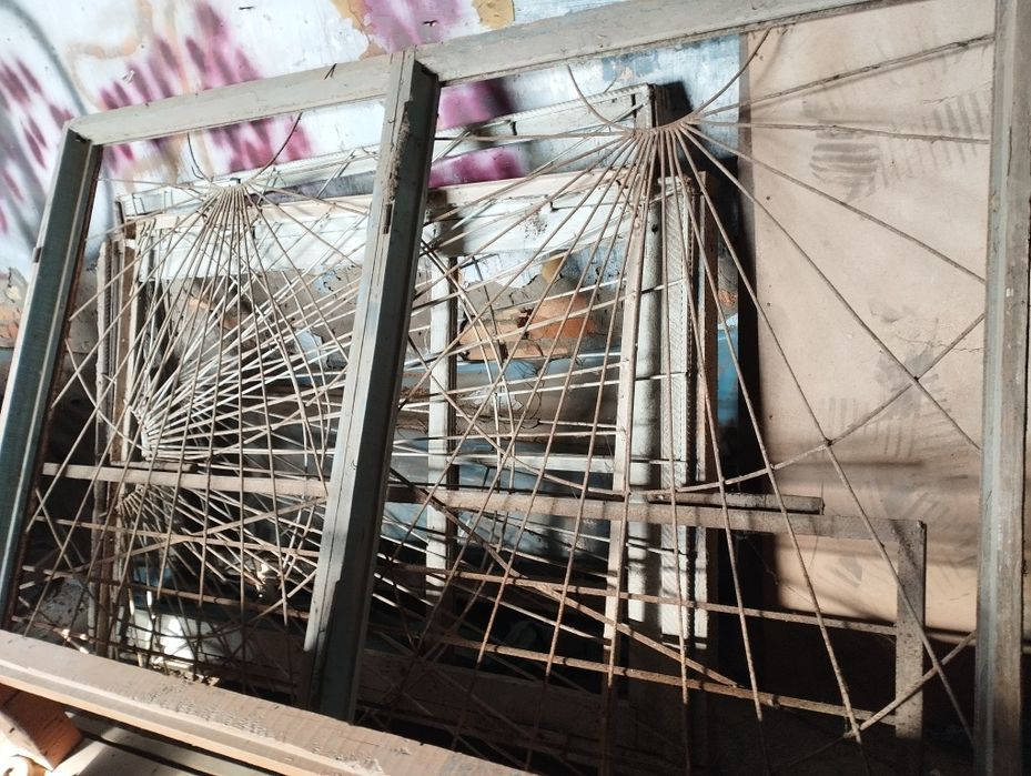 Temir va yogʻoch eshik derazalar