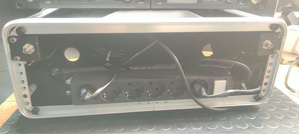 Микрофони- професионален сет 2х Shure SLX4/SLX2 SM58 (R5) в Кейс Proel