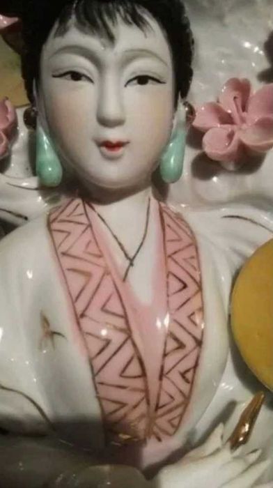 Статуэтка фарфоровая