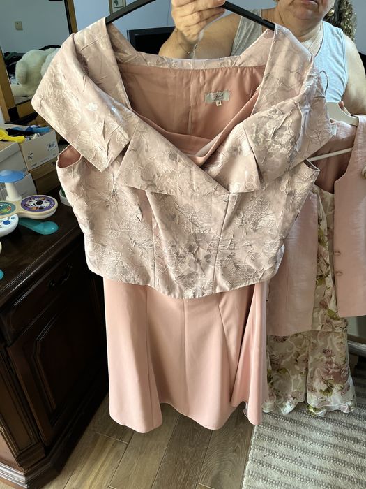 Vând costume de dama