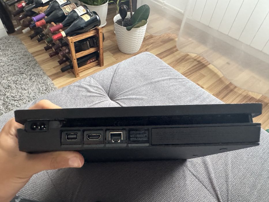 PS4 Slim + 2 controllere