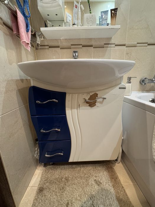 Раковина со смесителем и тумбой