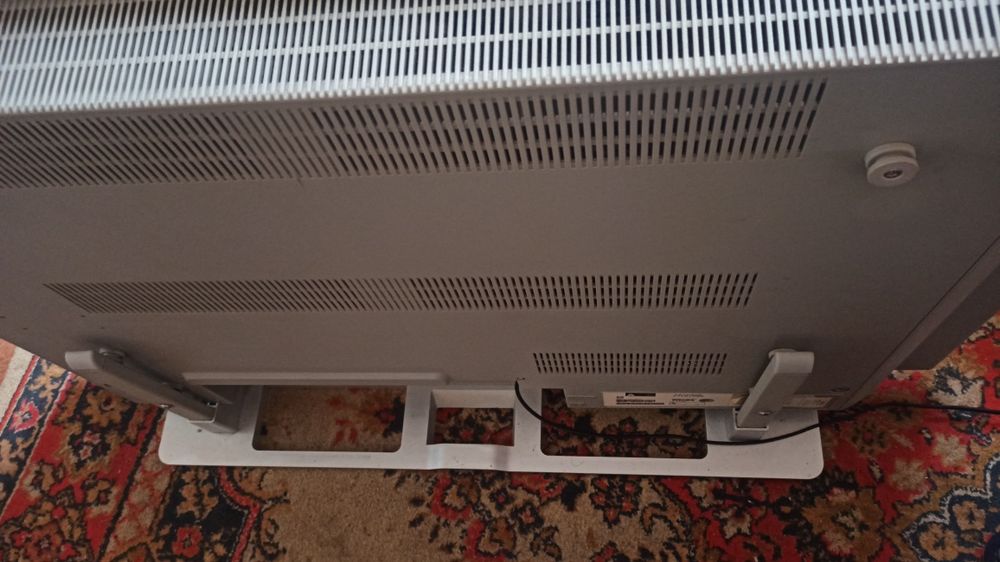 Продам телевизор и подставку,крепление