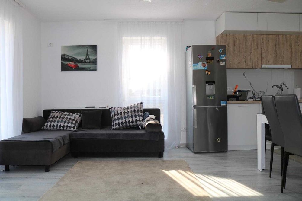 Duplex modern de vânzare în Sanandrei– 3 camere, grădină, acces facil