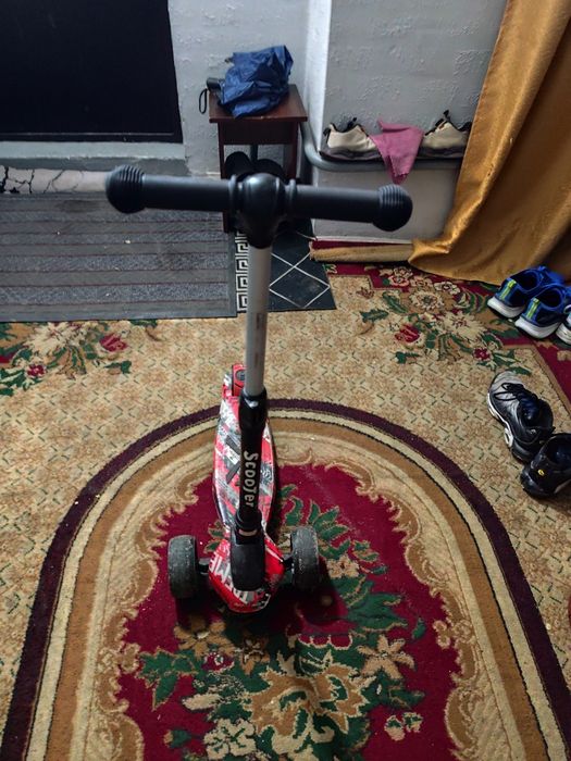 Самокат трёхколёсный