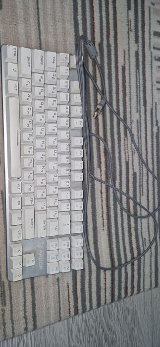 Продам клавиатуру бладе про белую