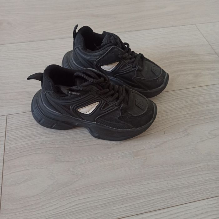 Продам кроссовки размер 28