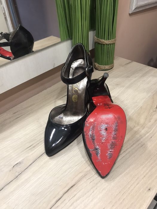 Черни, лачени обувки