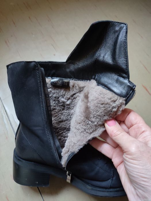 Полусапожки черные.