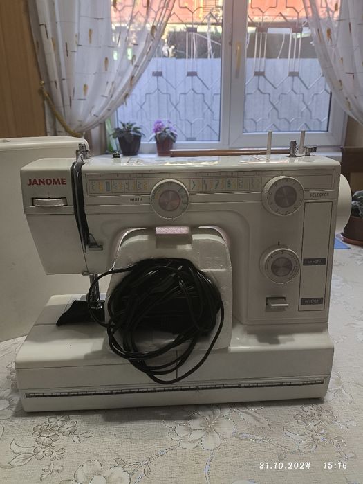 Продам швейную машинку