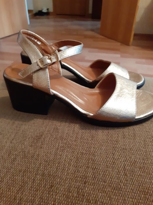 Продам босоножки  40 размер.