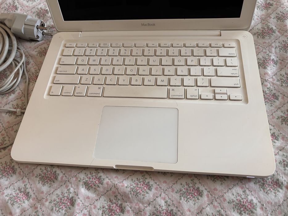 Apple MacBook white Late 2009 перфектно работещ