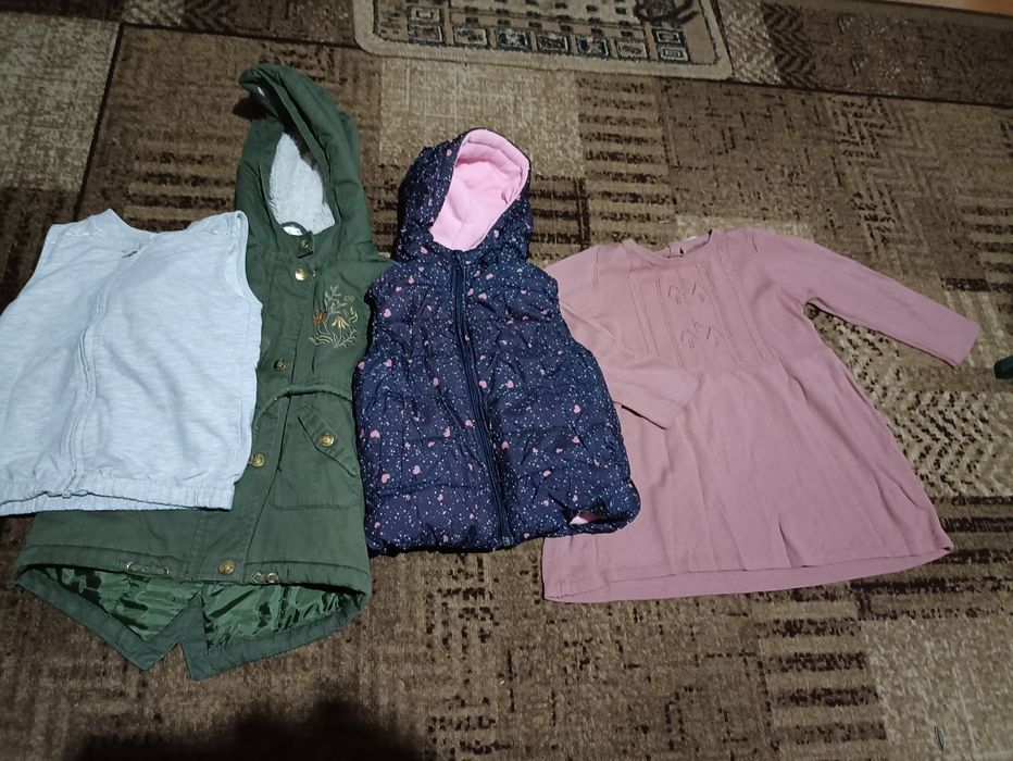 Детски дрехи 1яке , 2 елека , 1 тънка рокля