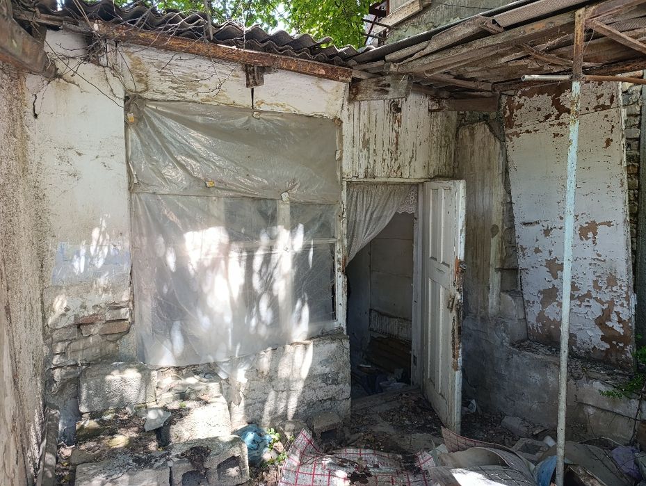 Домик в общем дворе с 2 мя комнатами. 1 баня