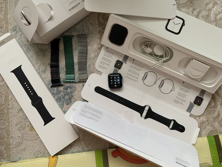 Apple Watch Series 4 40mm GPS + комплект ремешков