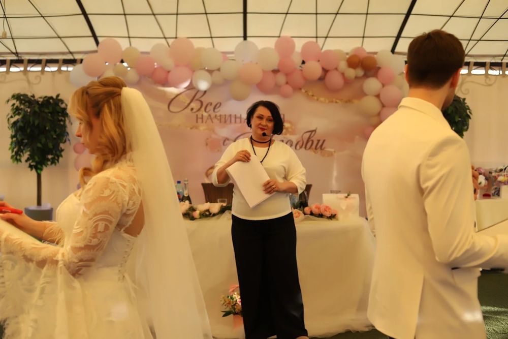 Ведущая , тамада.