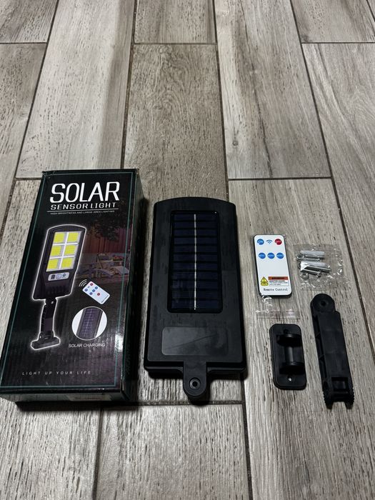 Lampa solara cu senzor de miscare/ telecomanda/ suport prindere