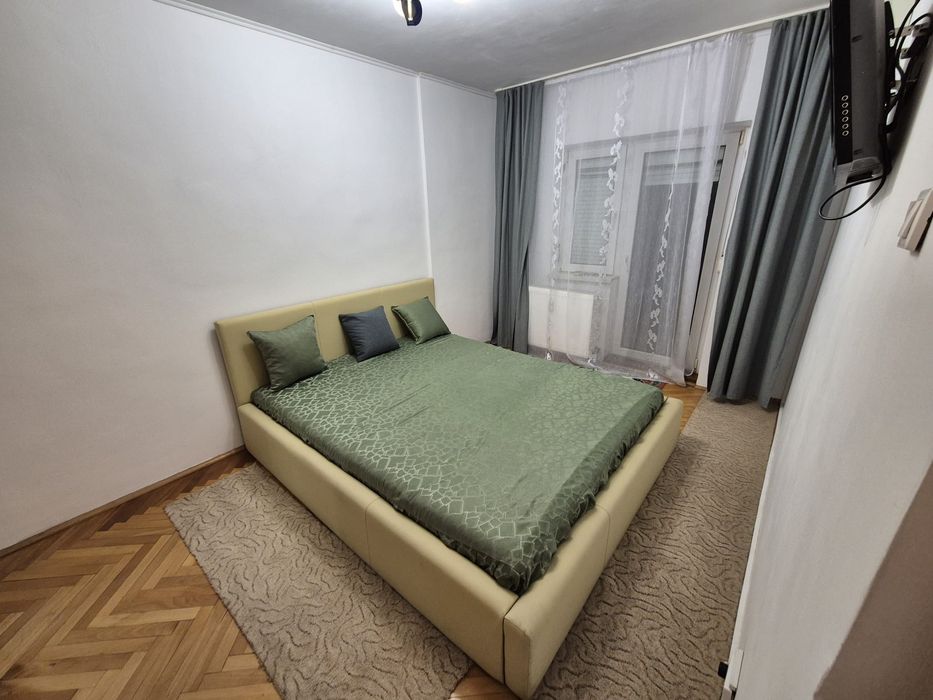 Închiriez apartament 4 camere