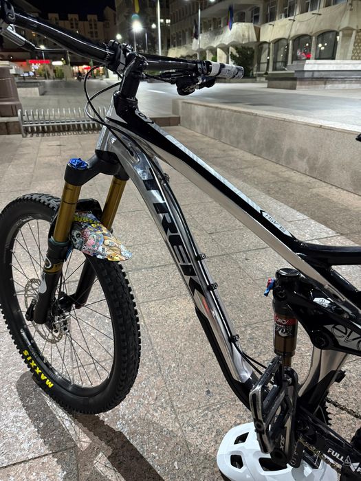 Vând Trek Slash 9, model 2014, mărime M, cu roți de 26”