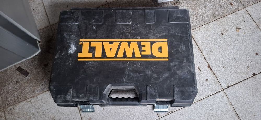 Акумулаторна диамантено-пробивна машина DeWALT с 2бр батерии и зарядно