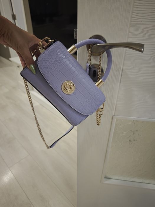 Дамска чанта в бледо лилаво Guess