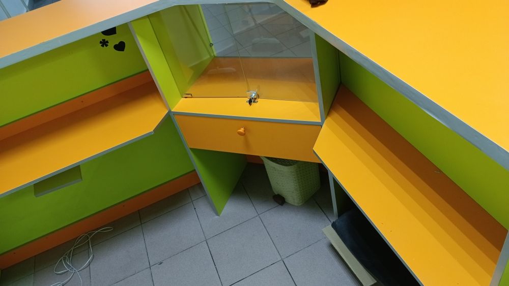 Продам стойку администратора и перегородки