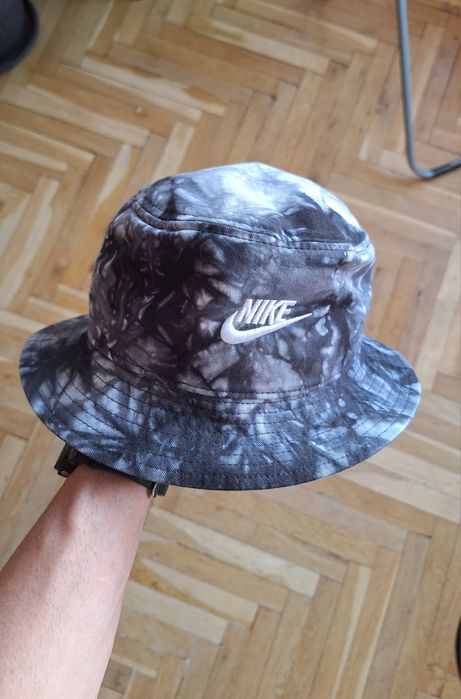 Черно-Бяла Шапка Nike