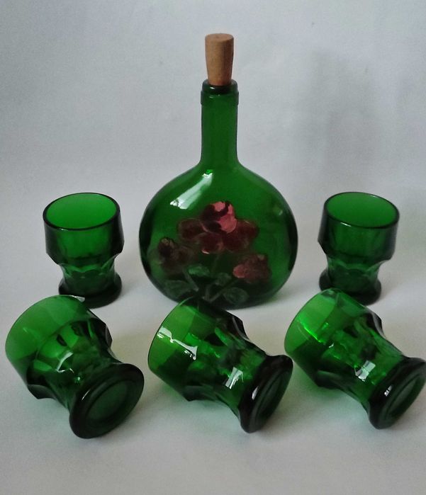 Италиански сервиз от изуруденозелено стъкло