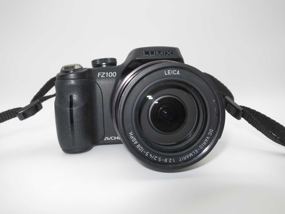 Panasonic Lumix DMC-FZ100 фотоапарат 24x Оптичен LEICA DC Vario-Elmarit, 14.1 MP MOS, Full HD 1080i, Въртящ се Екран с Чанта в Отлично Състояние