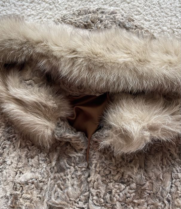Haina de blana Luxury, din astrahan bej cu vulpe polara