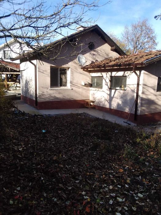 Къща с голям двор в с. Шума, общ. Годеч – тиха локация близо до София