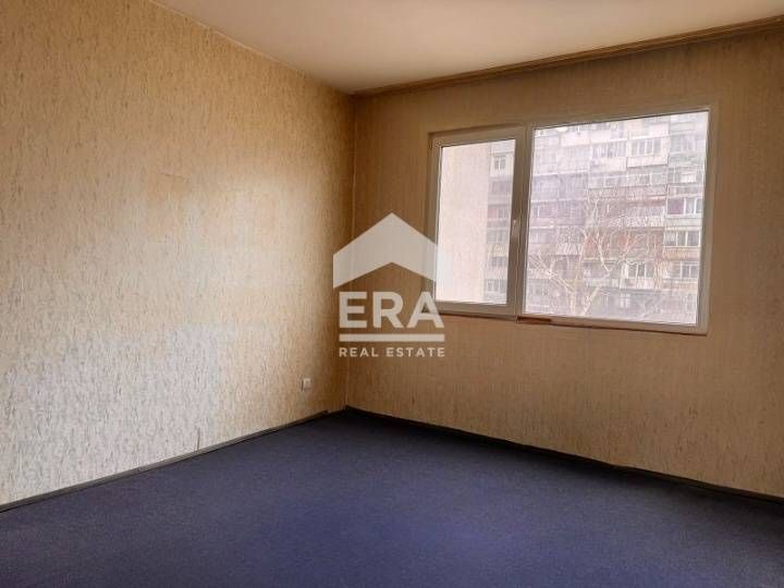 Необзаведен двустаен апартамент на среден етаж в кв. "Възраждане" 3 за