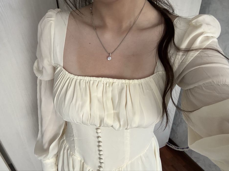 Нежное молочное платье