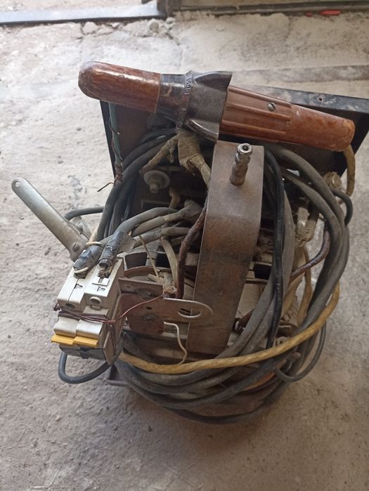 Продается сварочный аппарат на 220В. СССР.