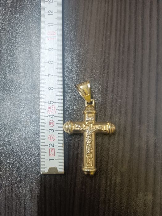 Златен ланец с кръст