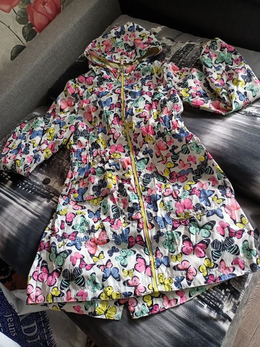 Плащ/новый/на девочку /4-5-6-7класса/