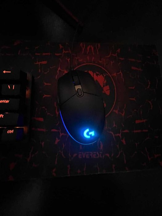 Компютър с мишка и клавиатура