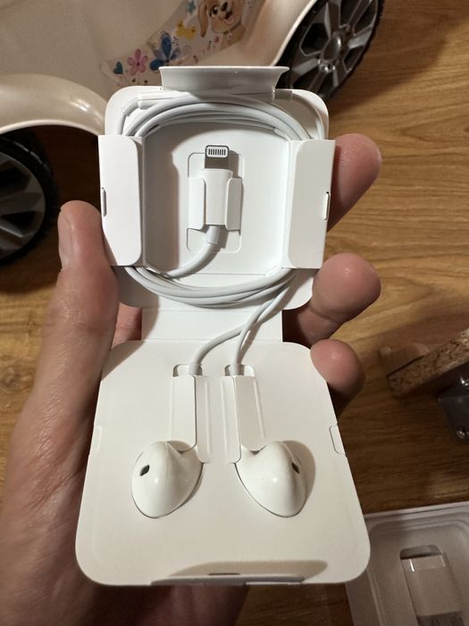 Орегинальный айфон наушник и зарядка