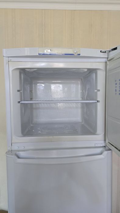 Продаю холодильник Indesit