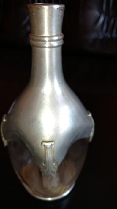 Шише с метален обков-стара Франция