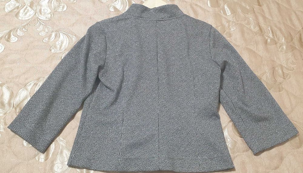 Жакардово сако на Дафне в черно и бяло