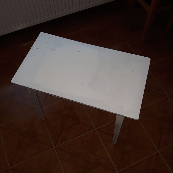 Măsuță albă din lemn