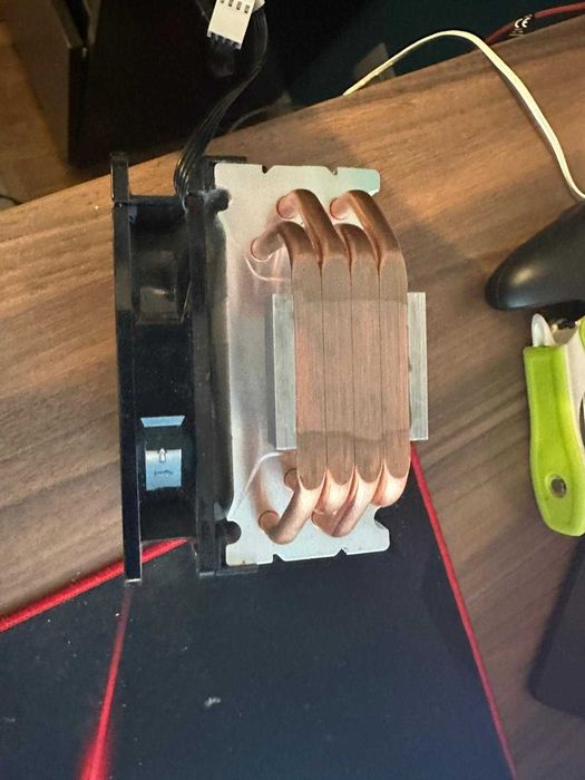 Cooler de la Cooler Master (vine si cu suportul pe care sta)