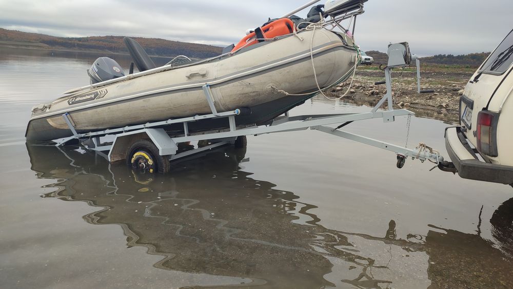 Надуваема лодка 3,80м. с  колесар