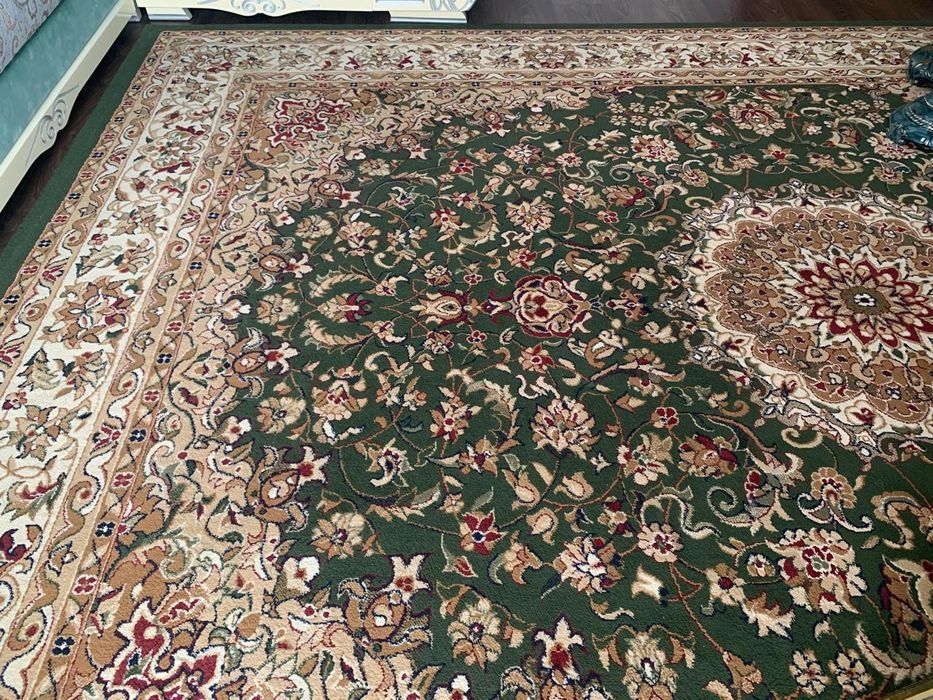 Продам диван для гостинной (ковер в подарок)