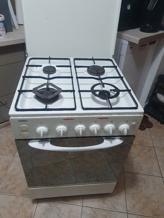Vând aragaz zanusi cu gril electric