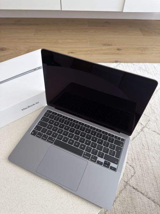 MacBook Air 13-inch Apple M1 / 8GB RAM / 256GB SSD - Sănătate Baterie 89% (Ca Nou)