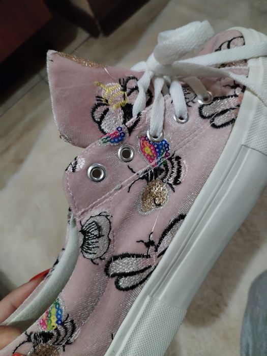 Tenisi cu broderie si paiete